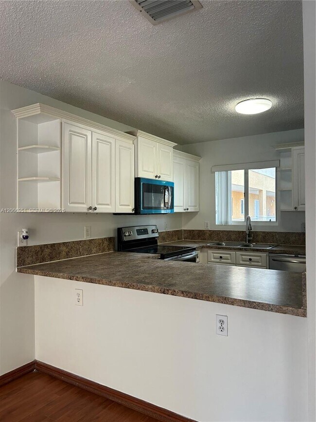 Building Photo - 6245 SW Kendale Lakes Cir