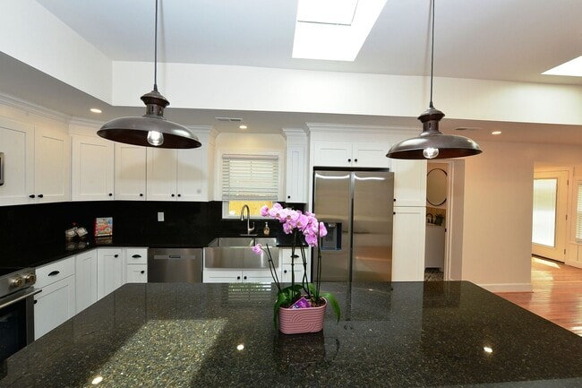 Building Photo - 817 Englewood Dr