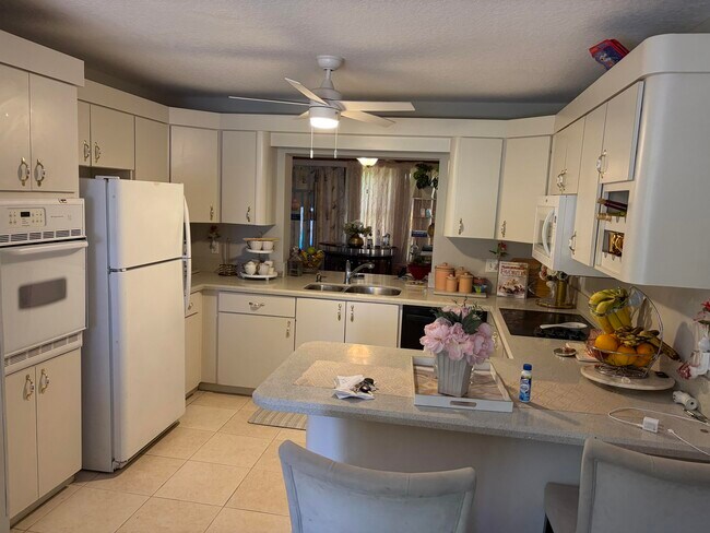 Building Photo - 145 SE Fallon Dr