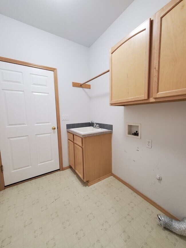 Building Photo - Beautiful South Richland 3-Bedroom Rambler with Open Floor Plan & Spacious Primary Suite!