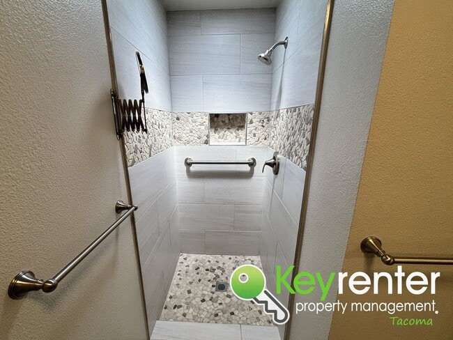 Building Photo - Stylishly Updated Lakewood Home in Seclude...