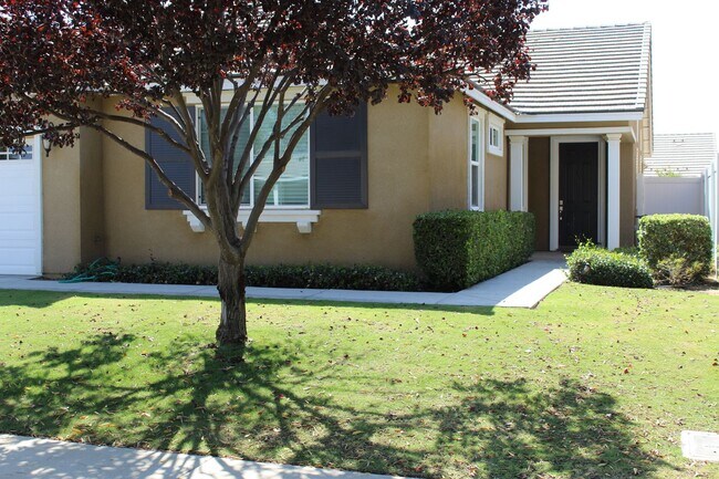Building Photo - Northwest Bakersfield Home in the Village Green Community For Rent
