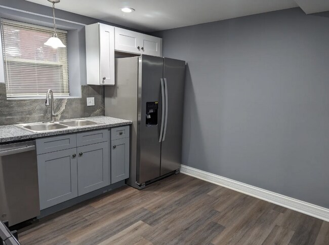 Building Photo - Spacious 3BR Unit in Quiet South Side Buil...