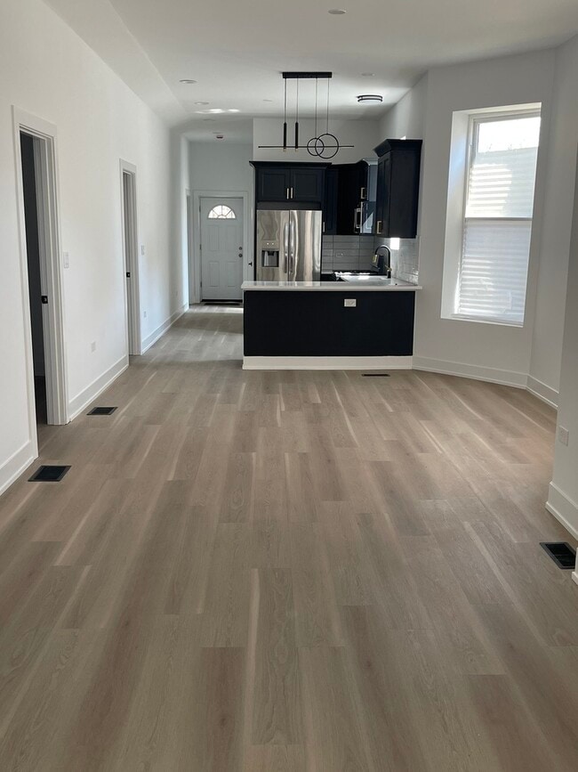 Building Photo - 5531 S May St