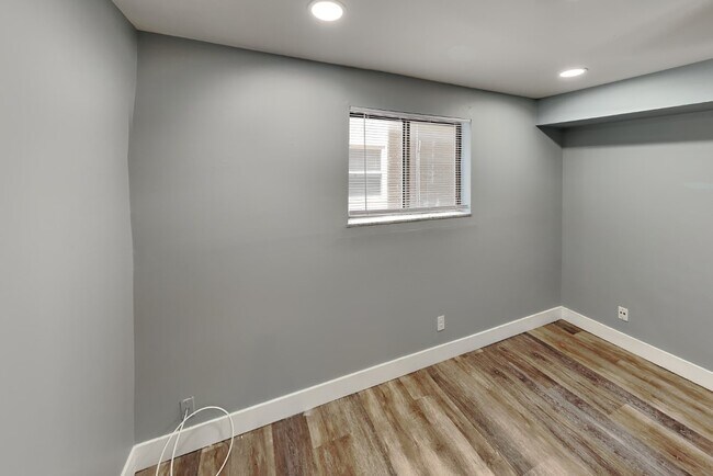 Building Photo - 107 E 16th Ave