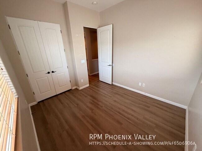 Building Photo - 897 E Roma Ave