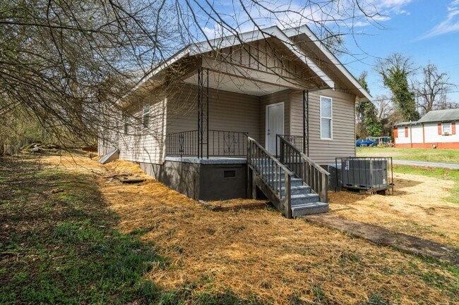 Building Photo - Beautifully Renovated 4BR/2.5BA with Large Yard in Graysville