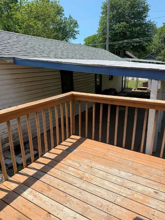 Building Photo - Charming 3 Bedroom Home with Hardwood Floo...