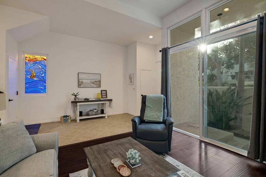 Building Photo - 255 Valley Dr