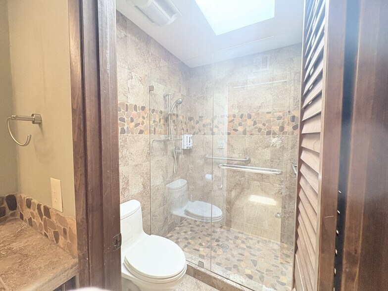 Building Photo - 1013 W Keating Ave