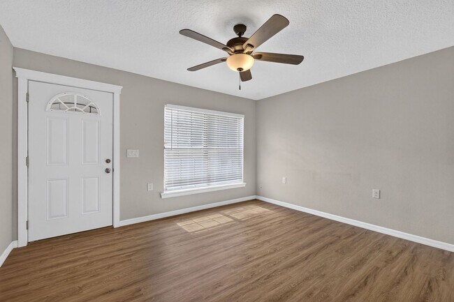 Building Photo - 2/2 Duplex in Umatilla w/ Private Fenced Yard & Dual Screened Patios!