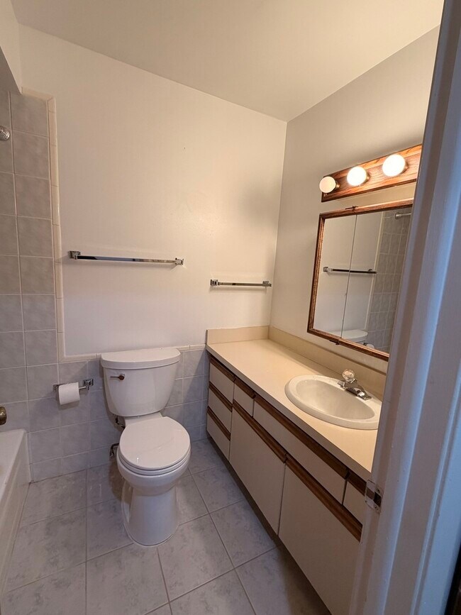 Building Photo - 1970 Cherry Ln