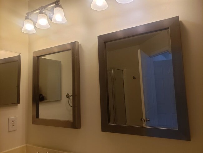 Building Photo - Gorgeous 3 Bedroom 3.5 Bathroom Brick Town...