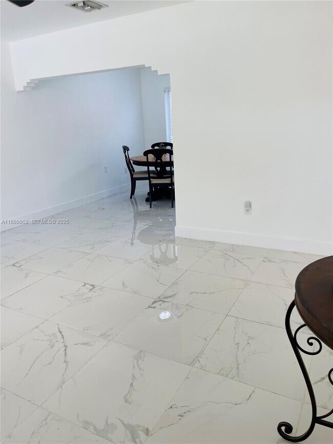 Building Photo - 3175 SW 27th Terrace