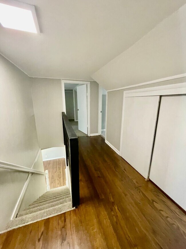 Building Photo - Updated 4-Bedroom Bungalow with Modern Kit...