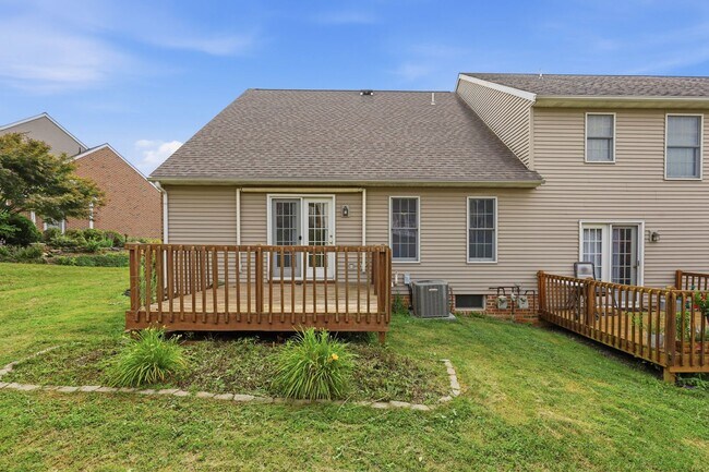 Building Photo - 472 Hillside Dr