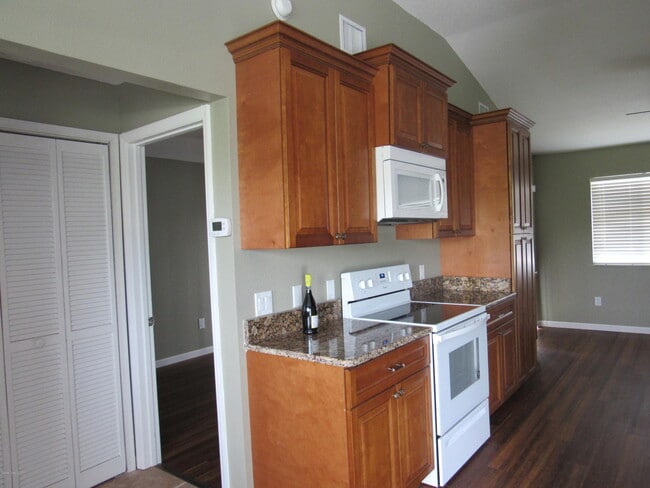 Building Photo - 526 Beach Park Ln