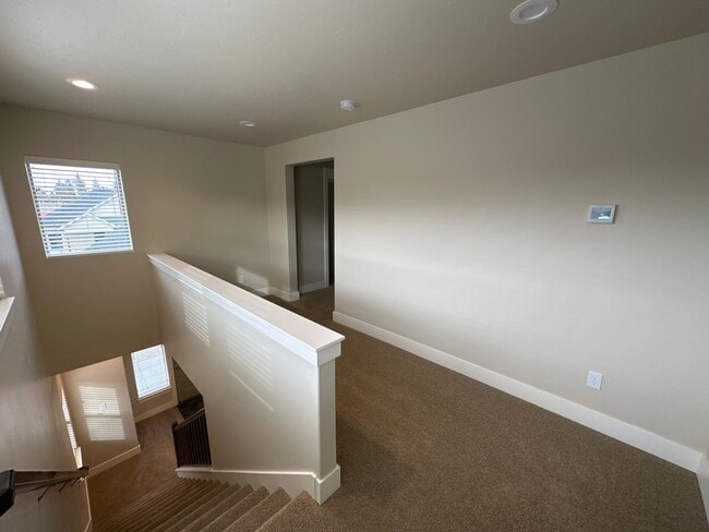 Building Photo - Newer SE Bend House w/A/C, 3 Bdrms, 2.5 Baths, 2160 Sq Ft, EVO OUTLET, Access to Pool, Dbl Garage