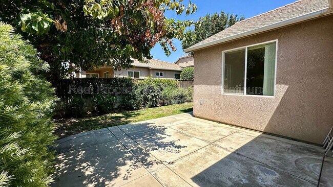 Building Photo - 643 W Casanova Ln