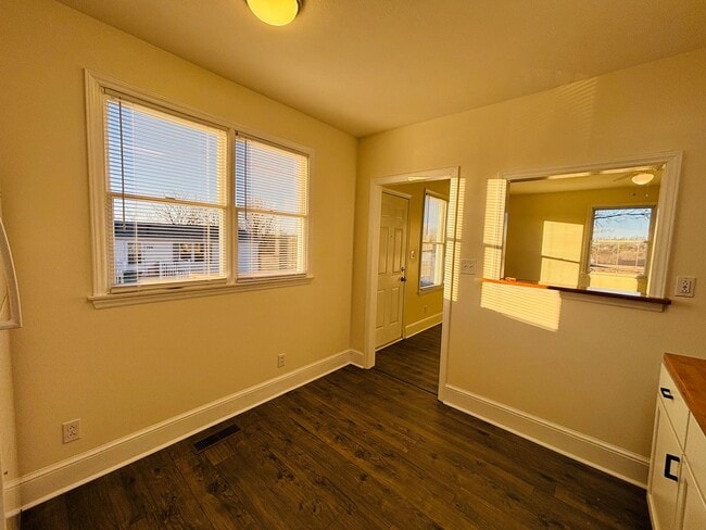 Building Photo - 2 Bedroom, 1 Bath Duplex