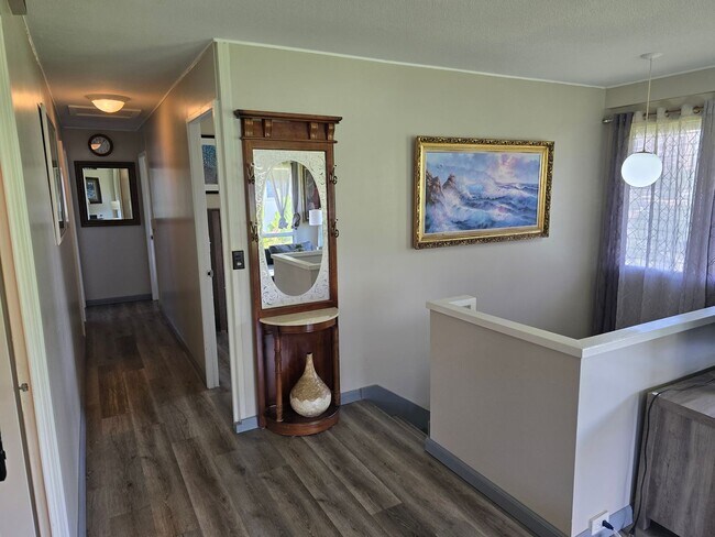 Building Photo - Central, 4 Parking Available, Furnished or...