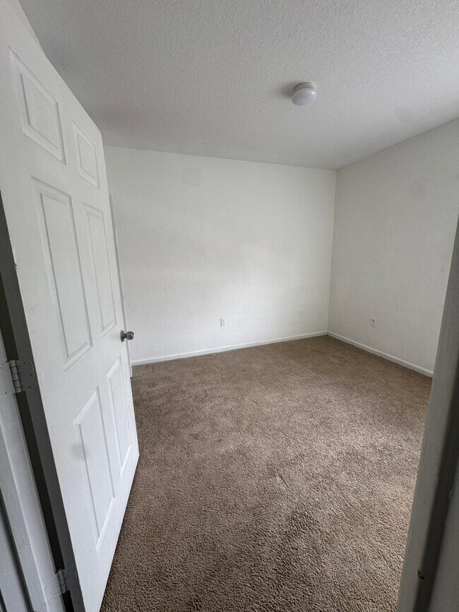 Building Photo - 1157 Golden Lakes Blvd