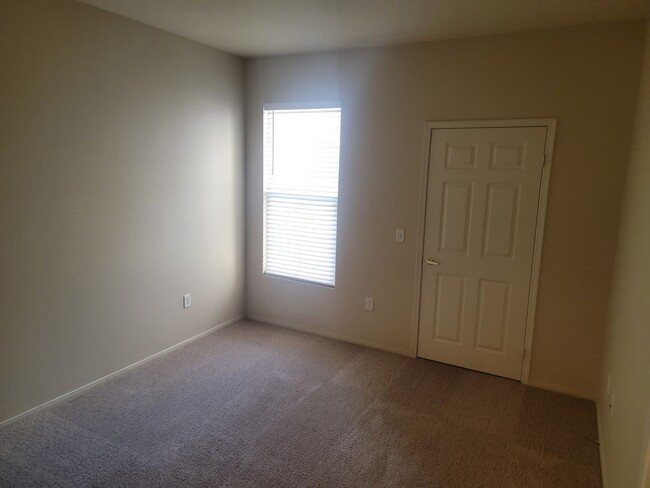 Building Photo - Clean and cozy 2 bed condo in gated commun...