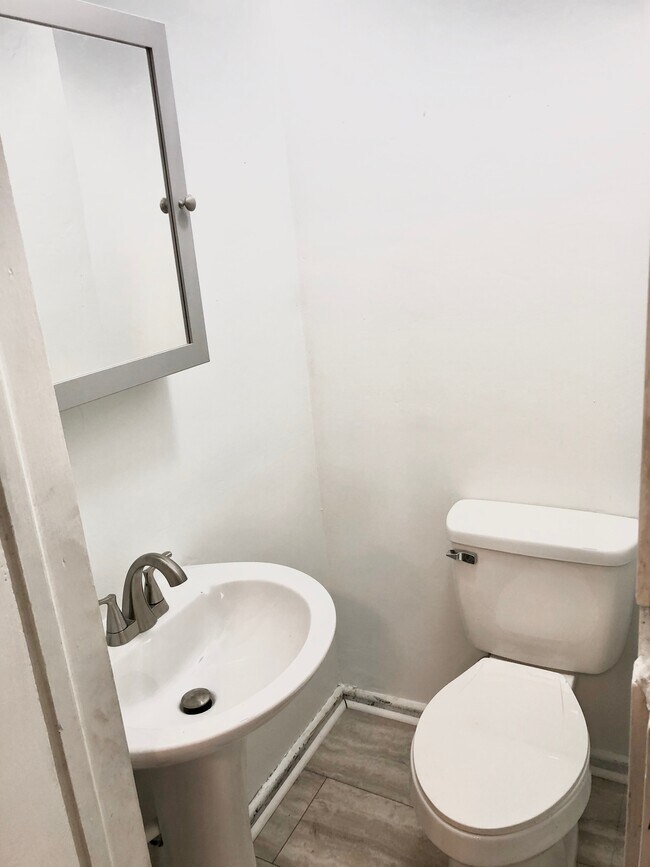 1/2 Bath - Main Floor - 1709 Everett St