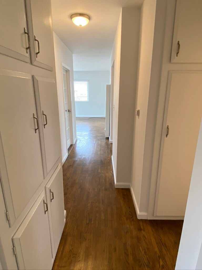 Building Photo - 566 W 38th St