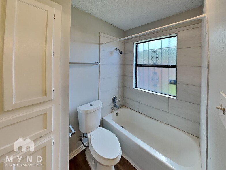 Building Photo - 1134 Hemlock Dr