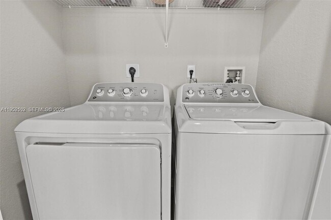 Building Photo - 436 10th Ct