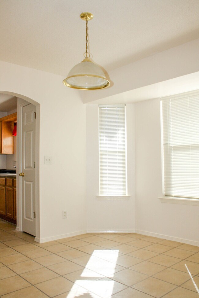 Building Photo - PRICED TO RENT QUICKLY !!