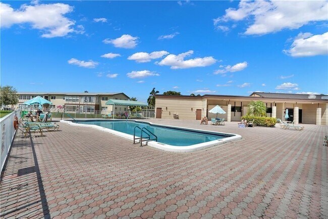 Building Photo - 7205 NW 5th Ct