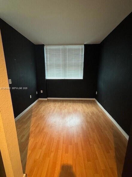 Building Photo - 500 NE 29th St