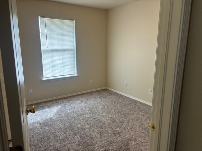 Building Photo - 2310 S Hickory St