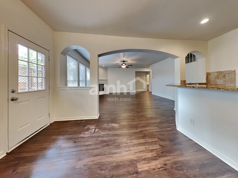 Building Photo - 1304 Carriage Ln