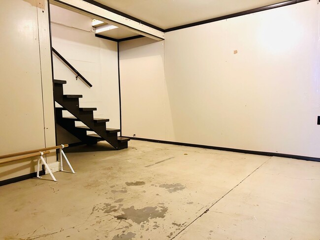 Building Photo - Spacious 2 Bedroom Home