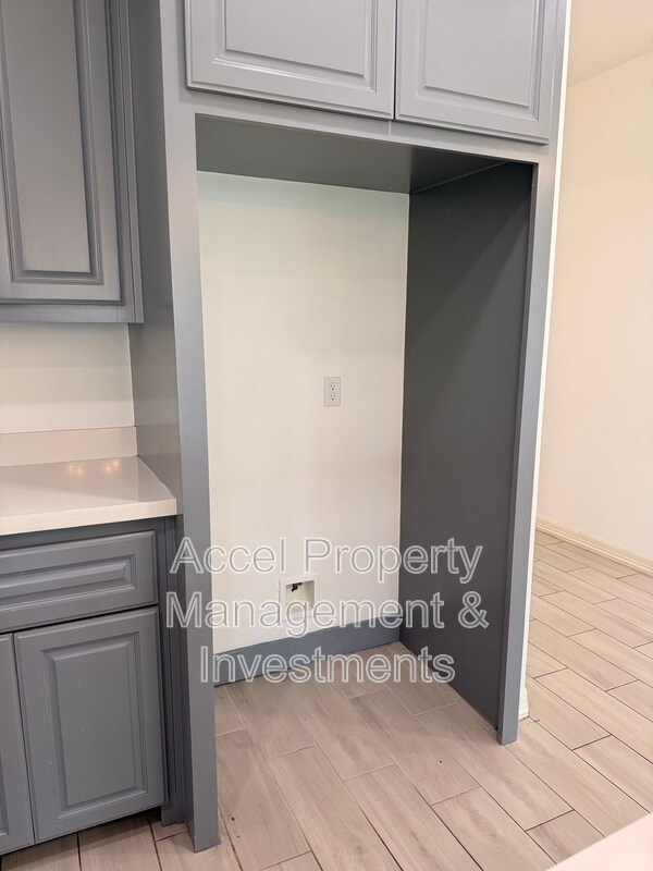 Building Photo - 418 Gonzalez Dr