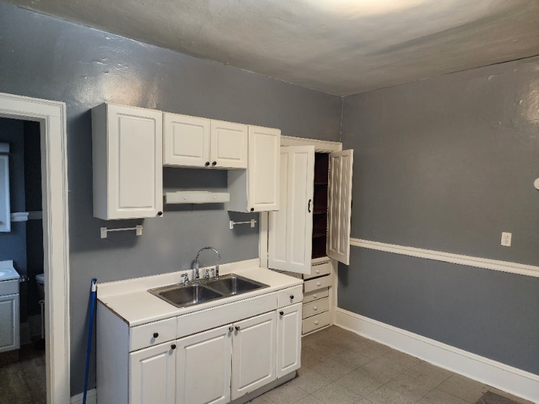 Building Photo - 832 E Clarke St