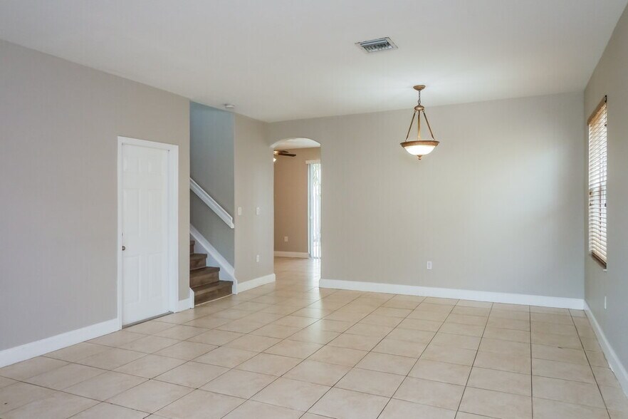 Building Photo - 2025 SE 14 St