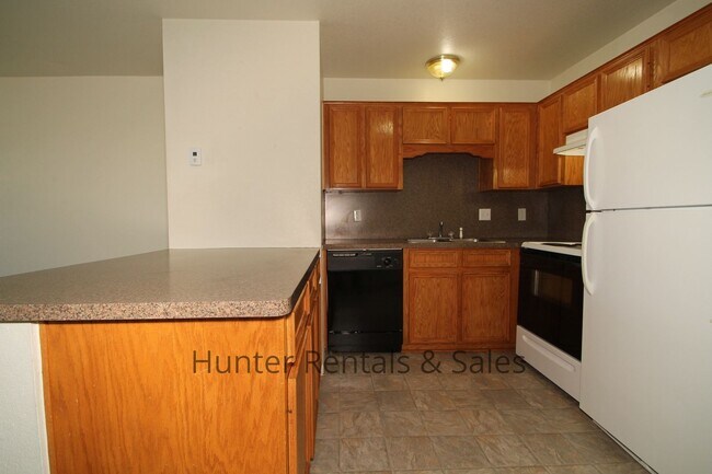 Building Photo - Spacious Two-Bedroom!