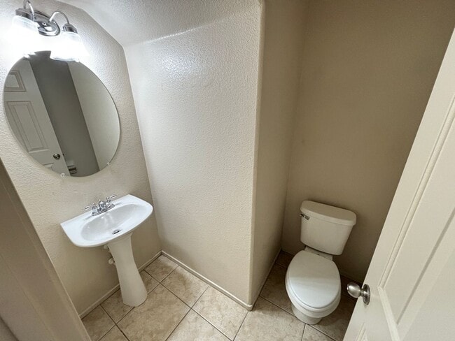 Building Photo - Gorgeous 3bed / 2.5bath home in the Silverstone Ranch community!