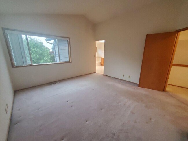 Building Photo - 4 bed, 2.5 bath, 2 car garage on spacious ...