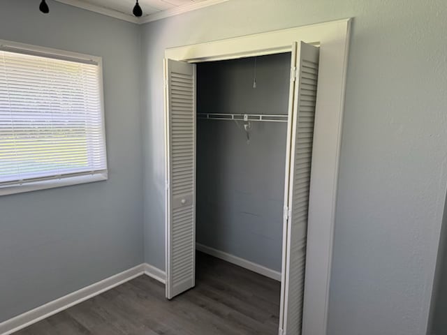 Building Photo - 320 E Oak St