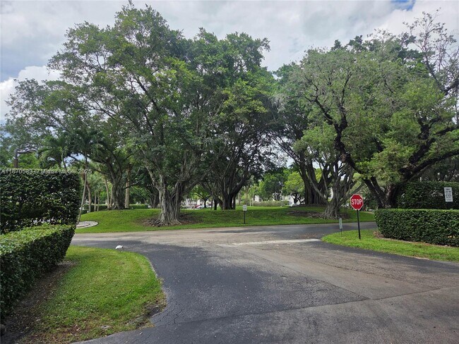 Building Photo - 9410 Poinciana Pl