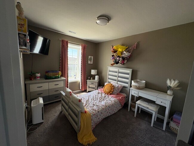 Building Photo - Beautiful townhome for rent in Hudson Ridge