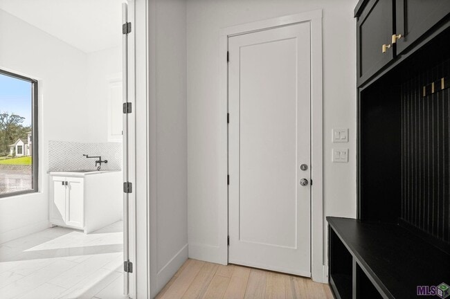 Building Photo - 9825 Fawn Vw Dr