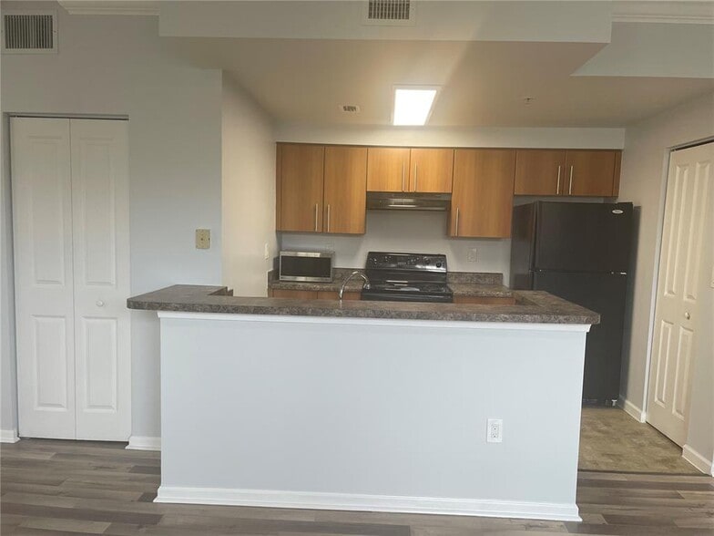 Building Photo - 6020 W Sample Rd