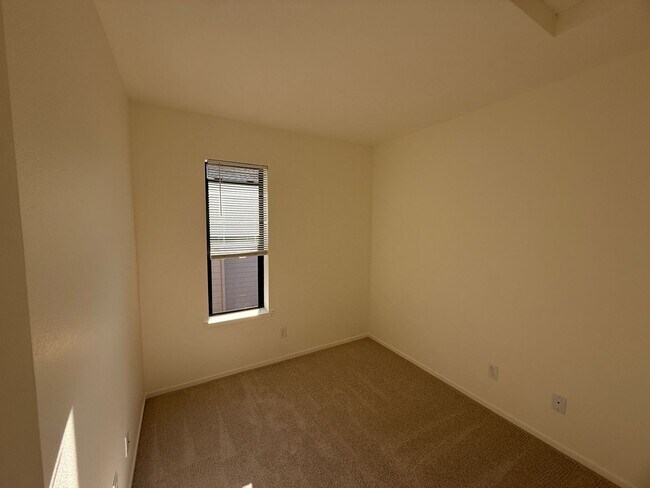 Building Photo - Recently updated top floor 1 bedroom + office with laundry, pool and garage