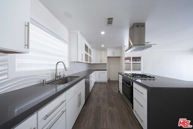 Building Photo - 8432 Glenoaks Blvd